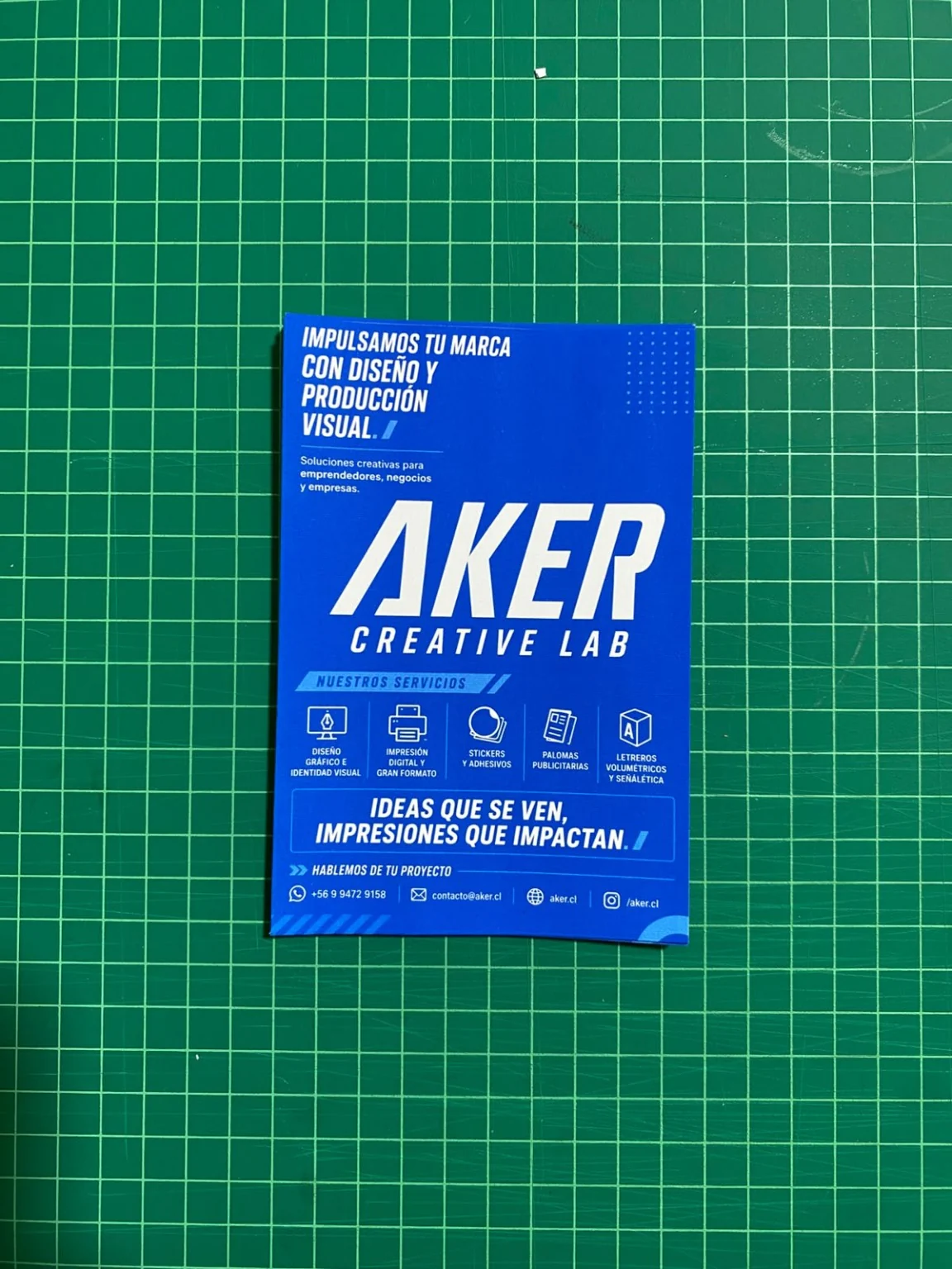 Flyer azul AKER visto desde arriba