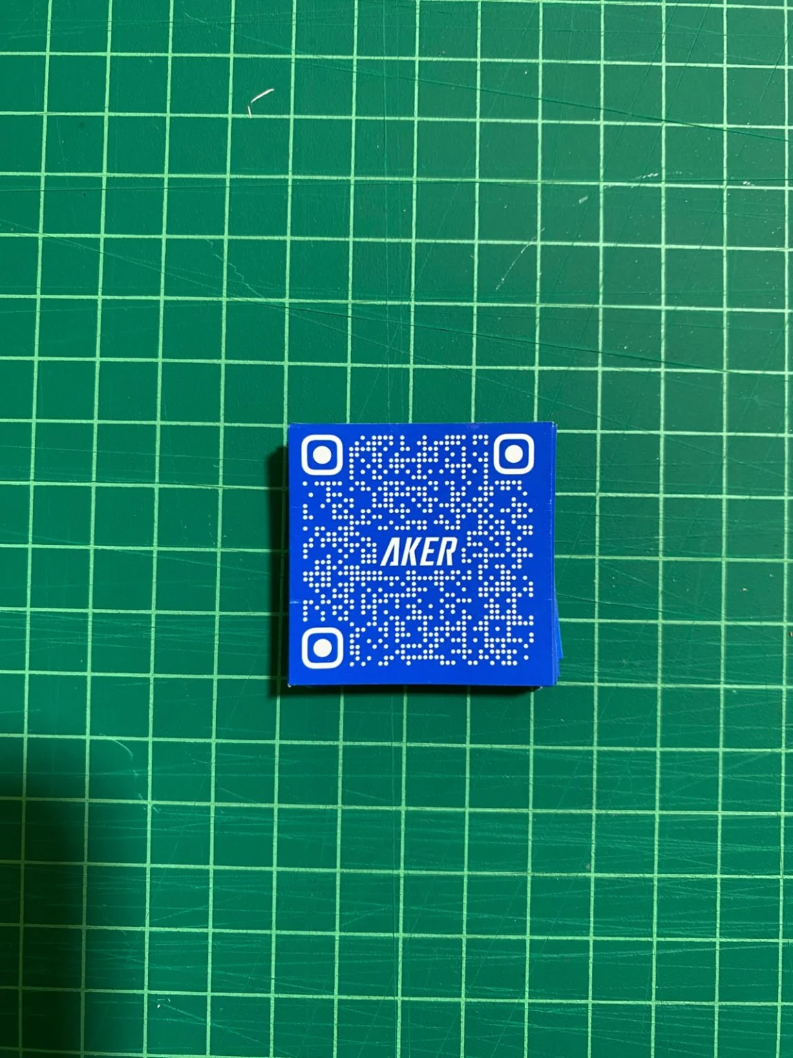 Sticker QR azul AKER visto de frente