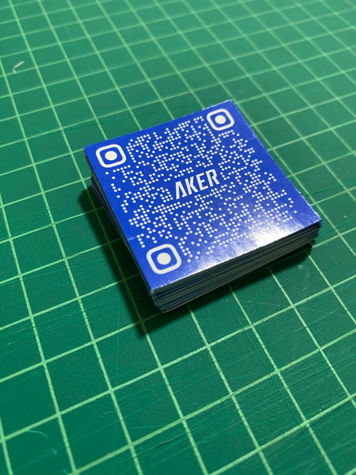 Stickers QR personalizados AKER apilados